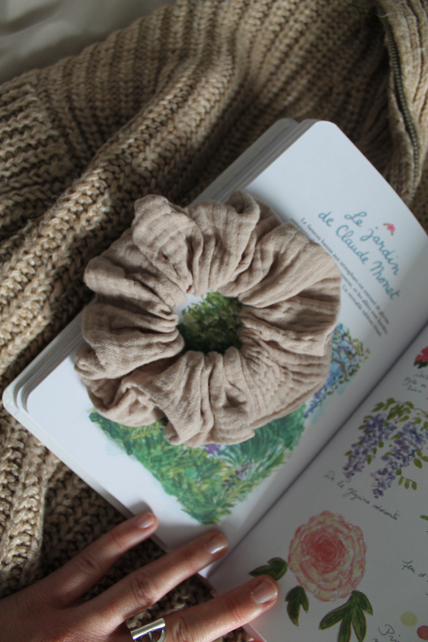 Nature gauze scrunchie